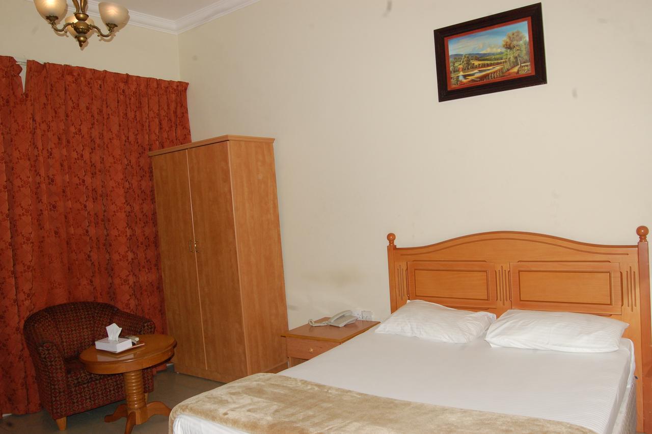 Al Amwaj Hotel Шарджа Екстериор снимка